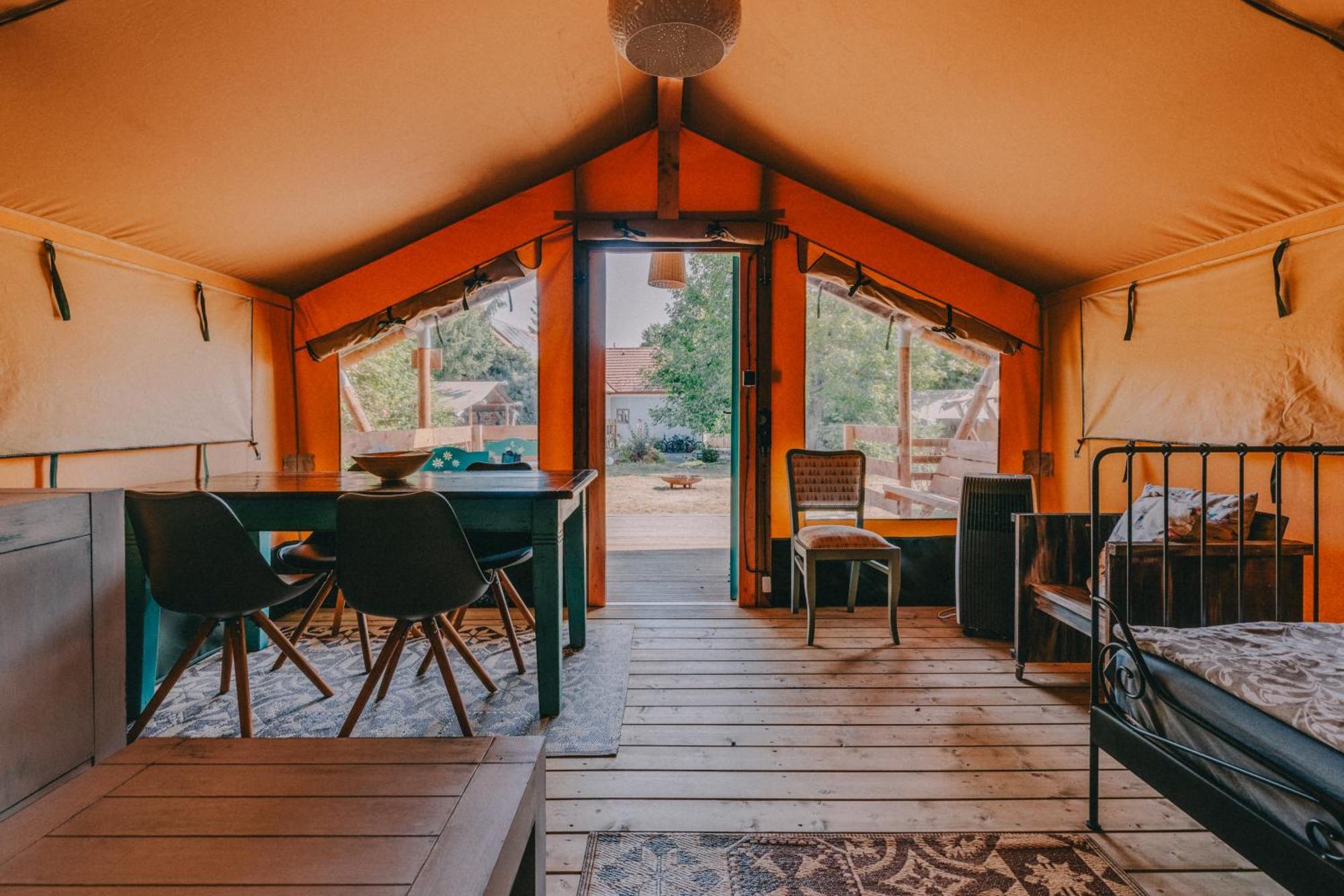 Rendes Glamping Hotell Balatonrendes Exteriör bild